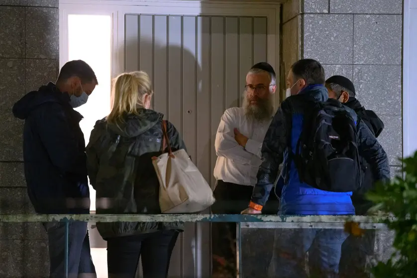 04 October 2020, Hamburg: Shlomo Bistritzky (C), state rabbi of Hamburg, talks to investigators at the synagogue near where a 29-year-old man struck a 26-year-old Jewish student with a blunt object. Photo: Jonas Walzberg/dpa.