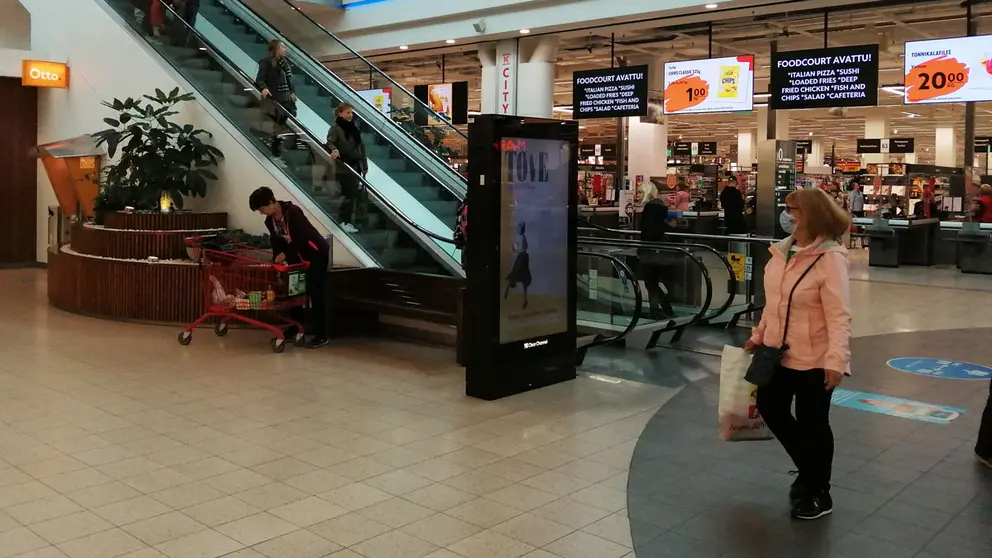 Face-mask-woman-Jumbo-Vantaa-shopping-mall-center-by-Foreigner.fi