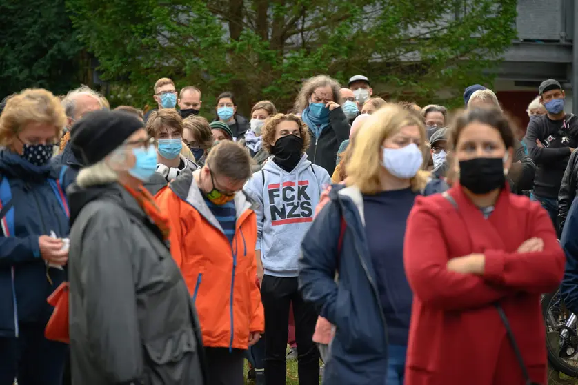 People take part in a vigil as a sign of solidarity with the Jewish community after an attack outside a synagogue in Hamburg in October 2020. Photo: Jonas Walzberg/dpa.