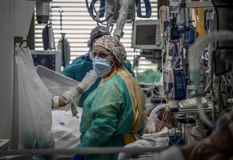 FILED - 08 October 2020, Spain, Madrid: Medics attend to a patient suffering from coronavirus (COVID-19) complications at the intensive care unit of the Ramon and Cajal University Hospital during the ongoing second wave of the coronavirus pandemic. Photo: Eduardo Parra/dpa.