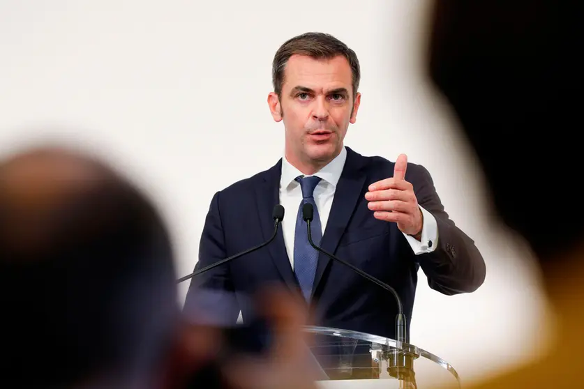 08 October 2020, France, Paris: French Health Minister Olivier Veran gestures as he addresses media representatives during a press conference about the situation of the coronavirus (COVID-19) pandemic in France. Photo: Geoffroy Van Der Hasselt/dpa.