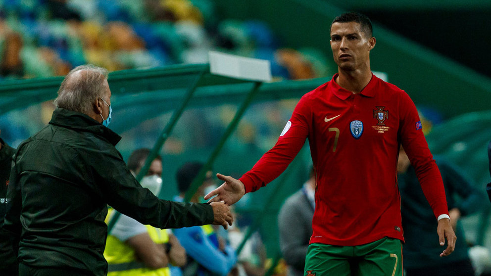 07 October 2020, Portugal, Lisbon: Portugal&#39;s Cristiano Ronaldo (R) leaves the pitch during the international friendly soccer match between Portugal and Spain at the Jose Alvalade Stadium. Photo: Indira/dpa.