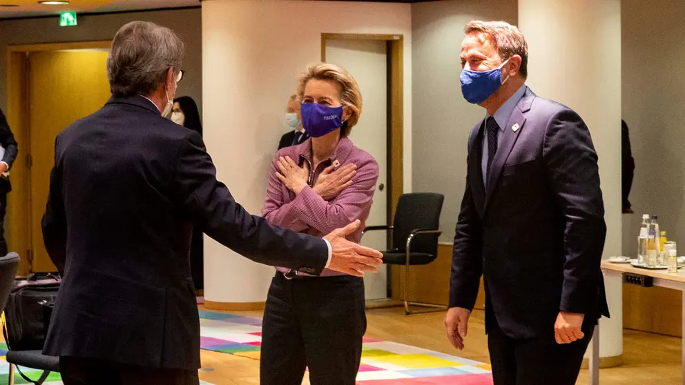 HANDOUT - 15 October 2020, Belgium, Brussels: European Parliament President David Sassoli (L) greets European Commission President Ursula von der Leyen (C) and Luxembourg&#39;s Prime Minister Xavier Bettel (R) as they arrive for a two days European Council summit focusing on Brexit negotiations. Photo: Dario Pignatelli/European Council.