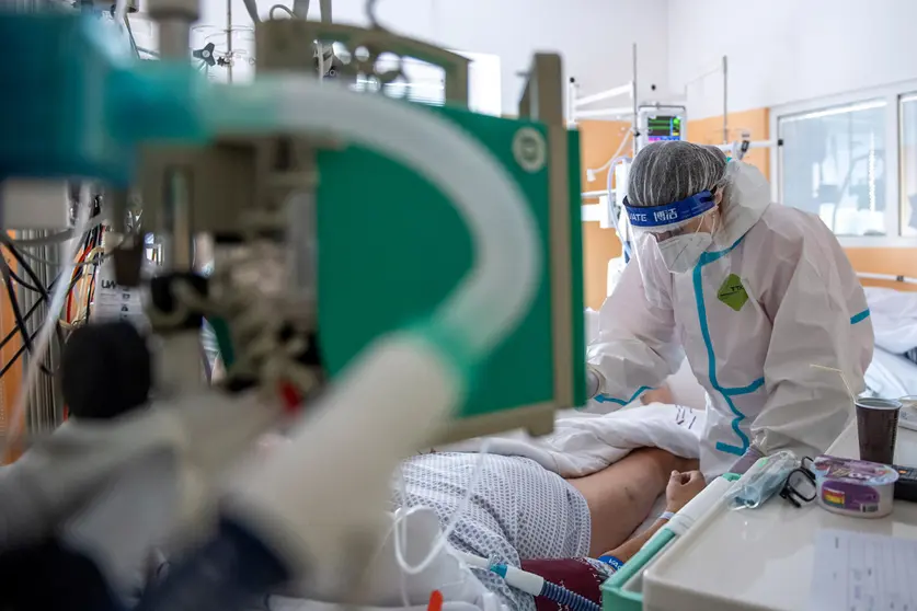 20 October 2020, Czech Republic, Nachod: A medic attends to a patient suffering from complications due to COVID-19, at the coronavirus ward of the Nachod Hospital. Photo: David Taneèek/dpa.