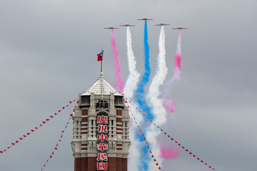 10 October 2020, Taiwan, Taipeh: Taiwanese fighter jets fly over the Presidential Office building during celebrations of the National Day of the Republic of China (ROC). Photo: Brennan O&#39;connor/dpa.