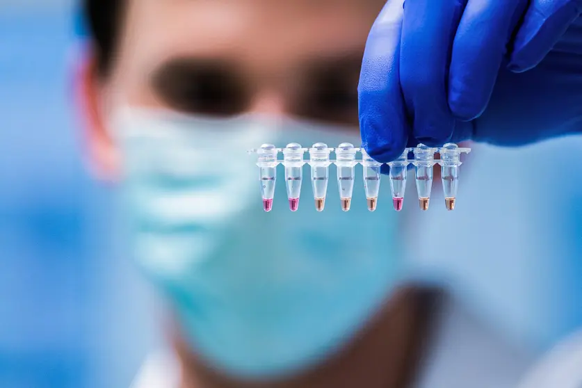 21 October 2020, Austria, Vienna: A laboratory employee examines coronavirus positive samples as part of the &#34;LAMP&#34; test procedure, a procedure that was developed in collaboration with the Vienna Research Institute and the Austrian Food Safety Agency (AGES). Photo: Georg Hochmuth/dpa.