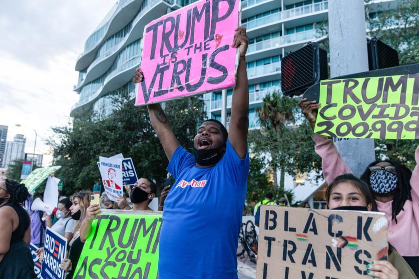 15 October 2020, US, Miami: Anti Trump activists and Joe Biden supporters take part in a protest on Biscayne Boulevard near Perez Art Museum Miami where President Trump held a town hall meeting with NBC News instead of the cancelled Presidential Debate. Photo: Adam Delgiudice/dpa.