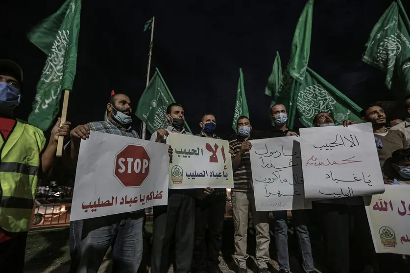 24 October 2020, Palestinian Territories, Rafah: Palestinians take part in a protest against the insulting graffiti of the Islamic prophet Muhammad which was published in a French caricature magazine that has recently spread widely among the French. Photo: Mohammed Talatene/dpa.