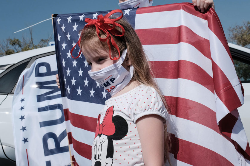 27 October 2020, Israel, Tel Aviv: A girl hold a US flag during a rally from Tel Aviv to the US embassy in Jerusalem, in support of US President Donald Trump re-election. Photo: Nir Alon/dpa.