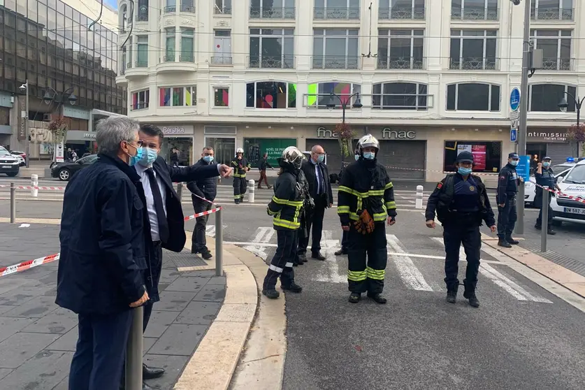 29 October 2020, France, Nice: Mayor of Nice Christian Estrosi (2nd L) arrives at the scene of a knife attack in Nice. At least two people were killed and several others injured in a knife attack at a church and the suspected assailant was detained shortly afterwards. Photo: -/Christian Estrosi Twitter via PA Media/dpa