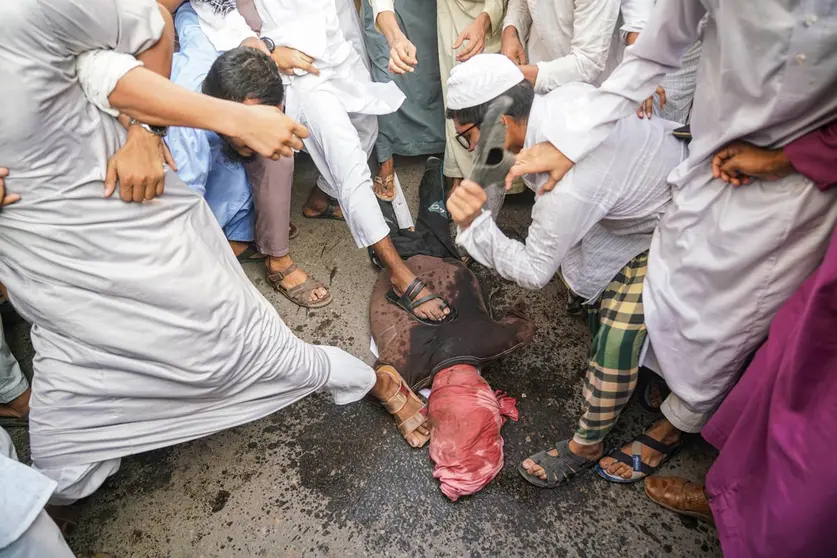 28 October 2020, Bangladesh, Dhaka: Protesters hit an effigy depecting French President Emmanuel Macron during a protest calling for the boycott of French products and denouncing French President Emmanuel Macron&#39;s comments on Islam&#39;s prophet Muhammad cartoons. Photo: Zabed Hasnain Chowdhury/dpa.