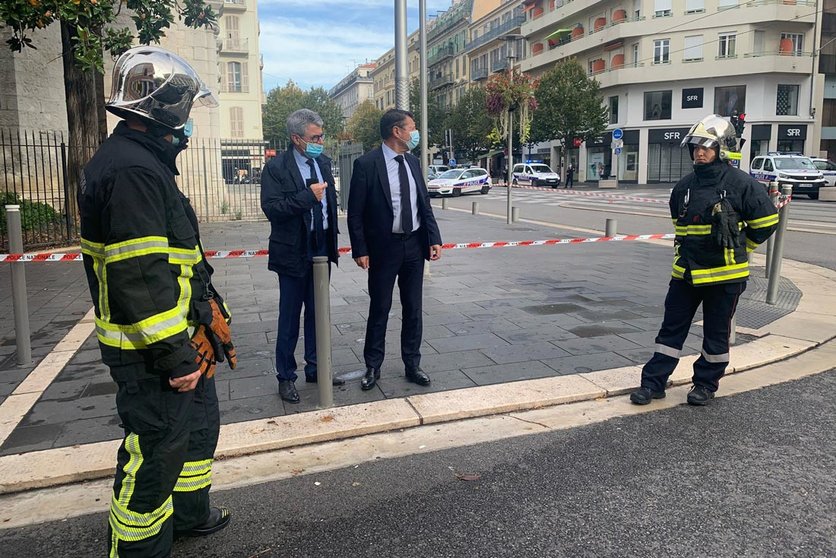 29 October 2020, France, Nice: Mayor of Nice Christian Estrosi (2nd R) arrives at the scene of a knife attack in Nice. At least two people were killed and several others injured in a knife attack at a church and the suspected assailant was detained shortly afterwards. Photo: Twitter/Christian Estrosi.