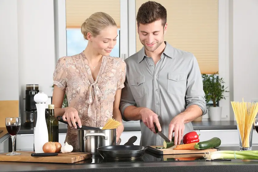 kitchen-man-woman-cook-spaghetty-pasta-vegetables