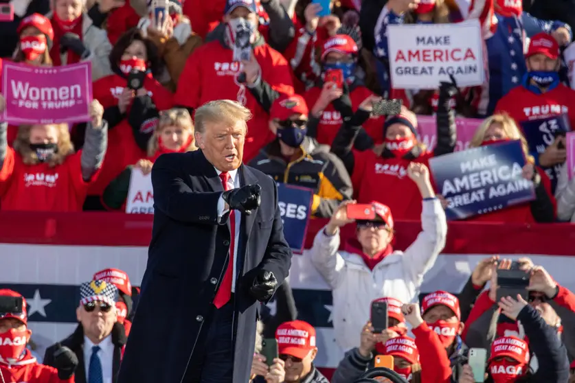 30 October 2020, US, Green Bay: US President Donald Trump speaks to the crowd during a campaign rally at the Austin Straubel Airport in Green Bay. Photo: Daniel Deslover/dpa.