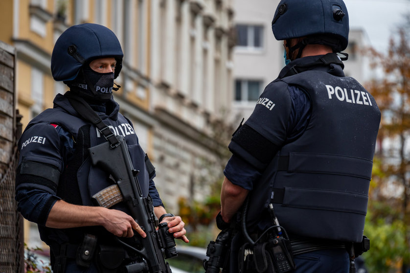 03 November 2020, Austria, Linz: Police officers stand guard in front of a building during a raid to arrest a man who might have a connection about last night terrorist attack which took the lives of several people. Photo: Werner Kerschbaummayr/dpa.