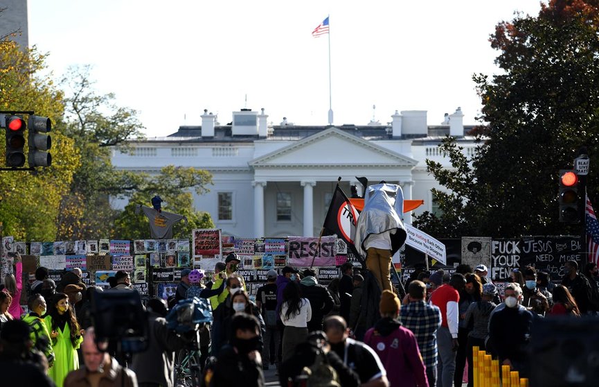 03 November 2020, US, Washington: Anti-Trump protesters gather outside the White House during while vote is still ongoing during the US Presidential election. Photo: Essdras M. Suarez/dpa.