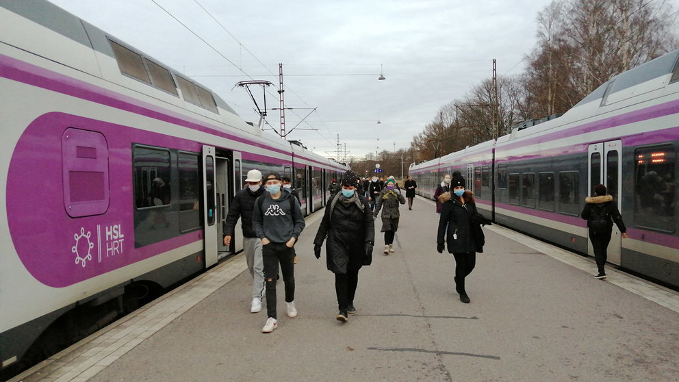 Commuters with face masks getting off a train upon arrival in Helsinki. Photo: Foreigner.fi.
