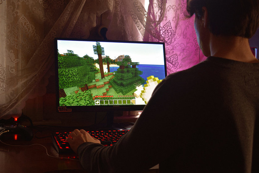 Computer-game-gamer-play-minecraft-console-by-Pexels