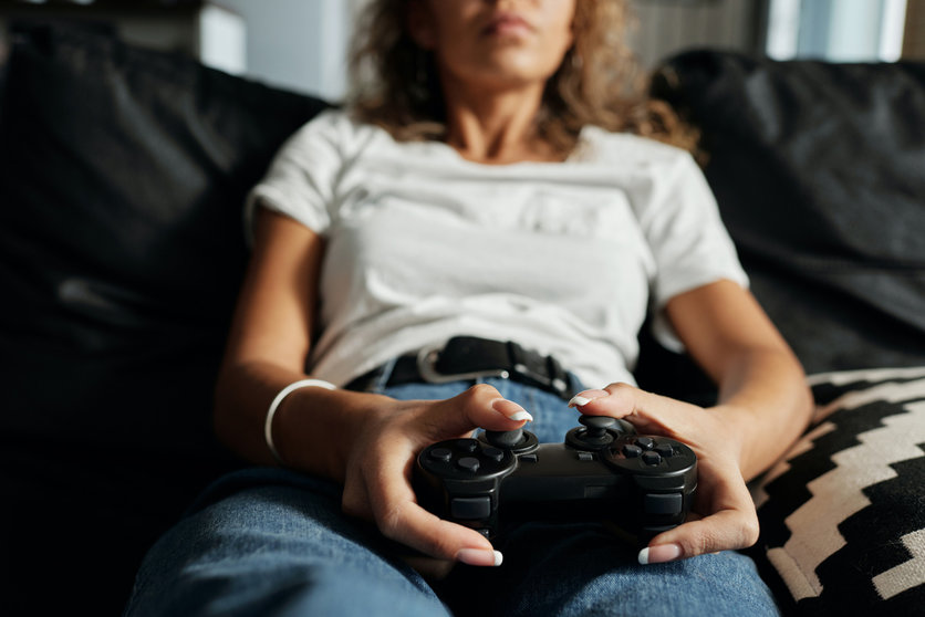 Woman-play-console-gamer-gaming-computer-games-by-Pexels
