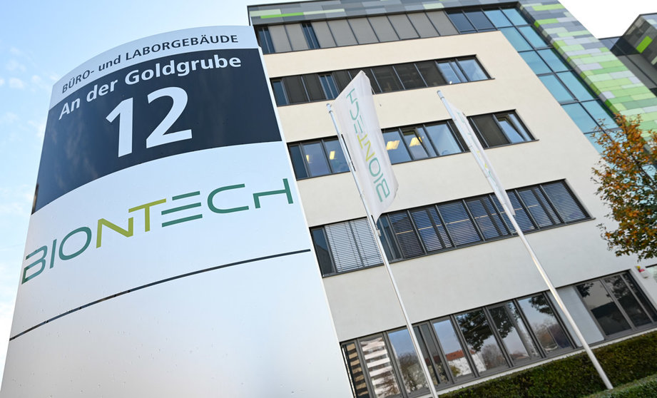 09 November 2020, Rhineland-Palatinate, Mainz: The logo of the German biotechnology company &#34;BioNTech&#34; is displayed on a stele in front of the company headquarters. BioNTech and US pharma giant Pfizer announced that the coronavirus vaccine candidate developed by the two firms is 90-per-cent effective in preventing coronavirus (Covid-19). Photo: Arne Dedert/dpa