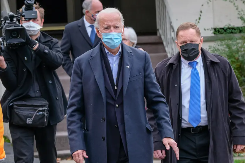 03 November 2020, US, Scranton: Former US Vice-President and Democratic presidential candidate Joe Biden (C) stops to visit his childhood on the day of the US Presidential election. Photo: Preston Ehrler/SOPA Images via ZUMA Wire/dpa.