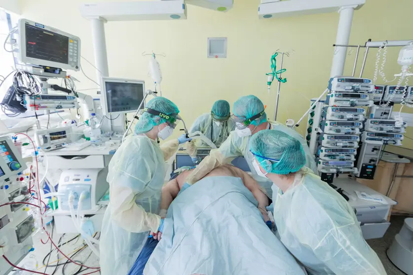 10 November 2020, North Rhine-Westphalia, Bonn: Medical staff care for a coronavirus patient who is on a respirator in an intensive care unit at the University Hospital in Bonn. Photo: Rolf Vennenbernd/dpa.