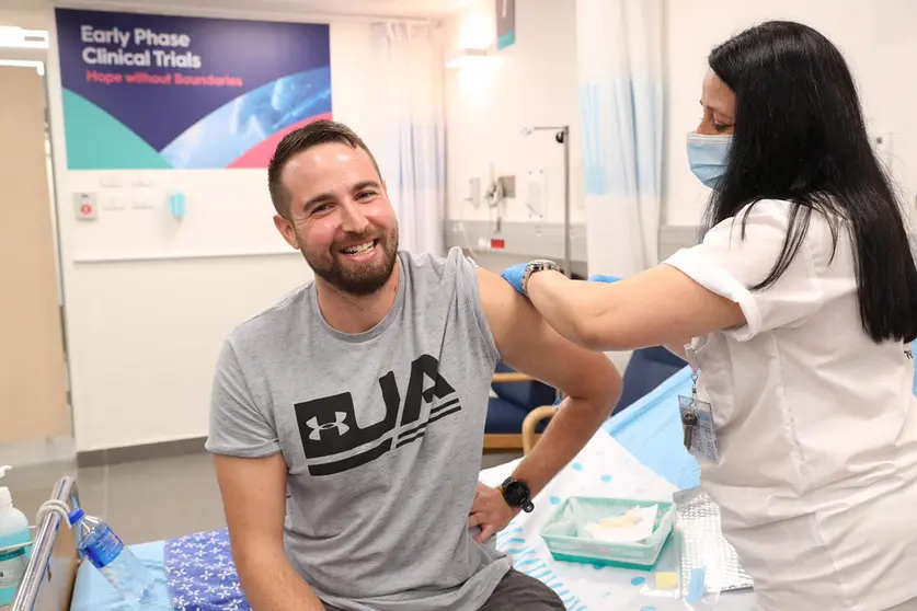 HANDOUT - 01 November 2020, Israel, Ramat Gan: An Israeli Volunteer Segev Harel (L), receives the first dose of an Israeli COVID-19 vaccine at Sheba Medical Center. Photo: -/Israeli Ministry of Defense Spokesperson’s Office/dpa - ATTENTION: editorial use only and only if the credit mentioned above is referenced in full