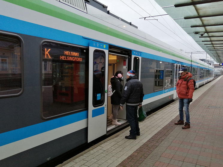 11 November 2020. passengers, about to board a commuter train in the Helsinki region (Kerava). Photo: Foreigner.fi