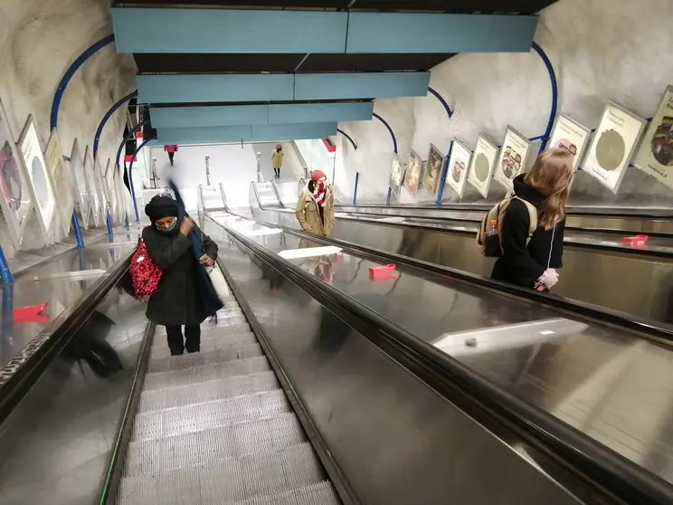 Commuters with their faces covered by masks in the Helsinki metro. Photo: Foreigner.fi.