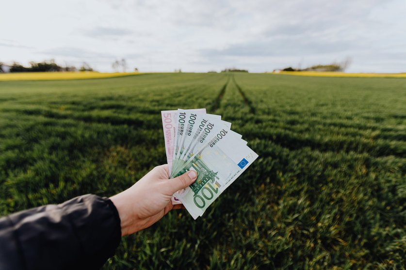 euro-bank-note-500-euro-100-by-Pexels