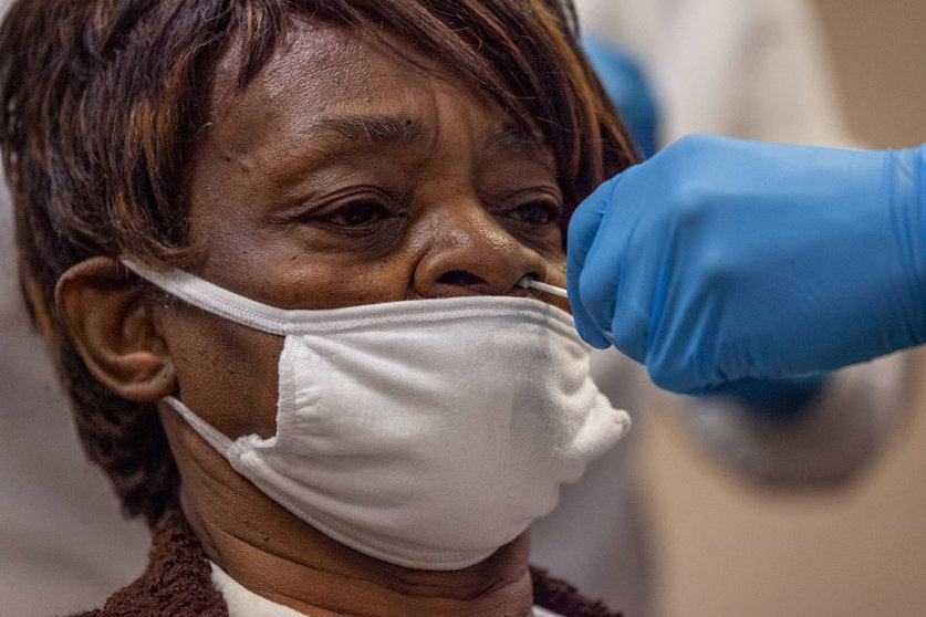14 November 2020, US, Toledo: A medical worker in protective clothing takes a nasal swab from a patient for a Coronavirus test. Photo: Stephen Zenner/SOPA Images via ZUMA Wire/dpa