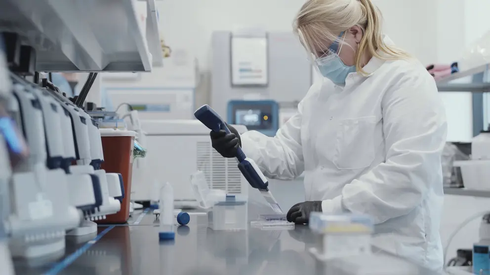 HANDOUT - 16 November 2020, US, ---: A screengrab taken from undated video issued by Moderna shows a scientist working on the Moderna coronavirus vaccine. The US pharmaceutical firm said early analysis suggests its Covid-19 vaccine is 94.5-per-cent effective. Photo: -/Moderna via PA Media/dpa - ACHTUNG: Nur zur redaktionellen Verwendung und nur mit vollständiger Nennung des vorstehenden Credits