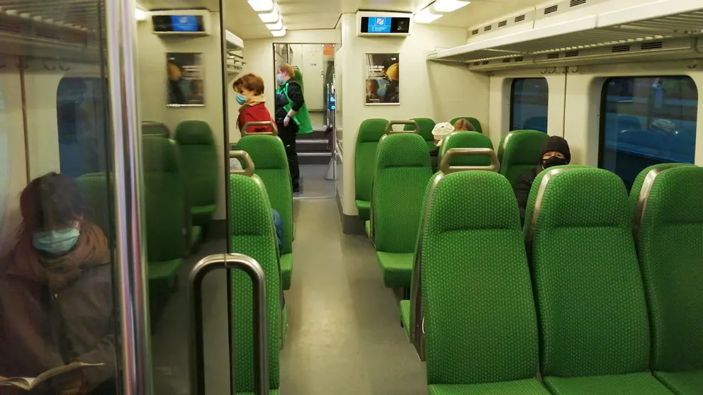 Travelers wearing face masks on a train to Helsinki. Photo: Foreigner.fi.