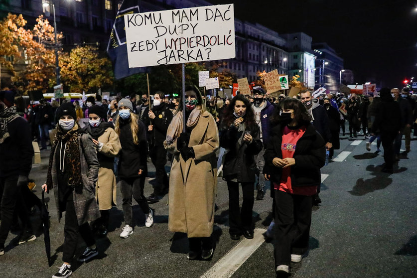 30 October 2020, Poland, Warsaw: Protesters march during a protest against a court ruling that tightens the abortion law in Poland. Photo: Grzegorz Banaszak/ZUMA Wire/dpa