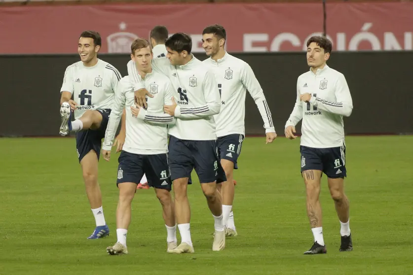 Spain's Alvaro Morata speaks with Dani Olmo during a training session ahead of Tuesday's match against Germany. Photo: Daniel Gonzales Acuna/dpa.