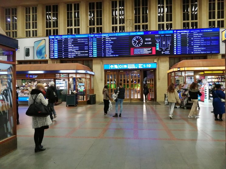 Travelers in the lobby of the Helsinki main train station. Photo: Foreigner.fi.