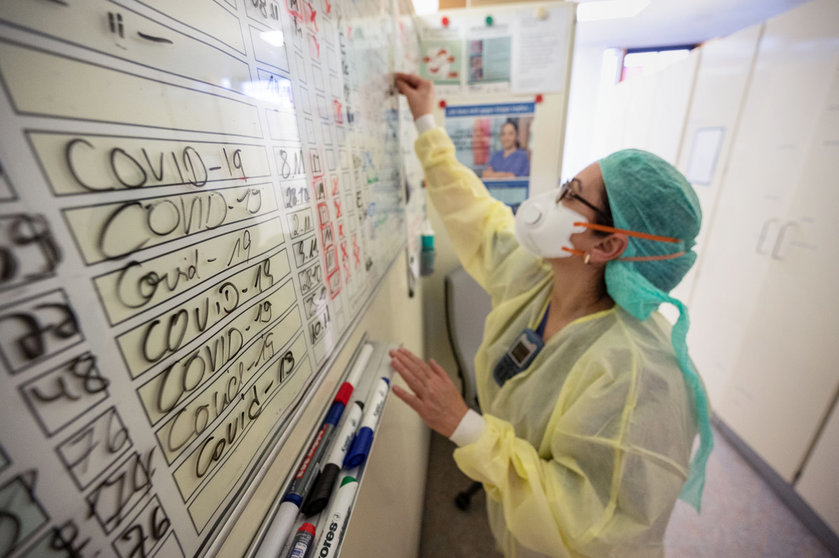 11 November 2020, Baden-Wuerttemberg, Stuttgart: Ayse Yeter, nurse and head of coronavirus (COVID-19) intensive care unit (ICU) at the Stuttgart Hospital, wipes the data of a patient discharged from the ICU from a whiteboard. Photo: Marijan Murat/dpa.