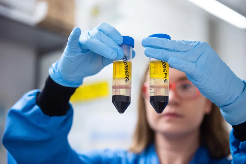 HANDOUT - 23 November 2020, England, Oxford: An undated photo shows a researcher working in a laboratory at the Jenner Institute on the coronavirus vaccine developed by AstraZeneca and Oxford University. Pharmaceutical giant AstraZeneca and the University of Oxford on Monday said that interim clinical trial data suggests its Covid-19 vaccine is, on average, 70.4 per-cent effective when combining figures from two dosing regimens. Photo: John Cairns/University of Oxford via PA Media/dpa.