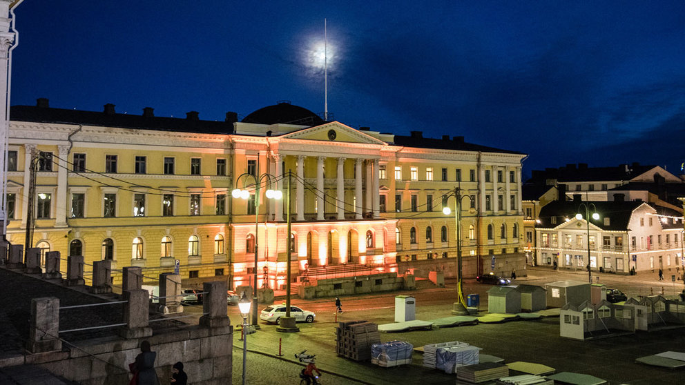 The Government Palace, lit in orange to demand an end to violence against women. Photo: Jaakko Ranta/Vnk.