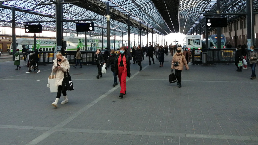 People wearing protective masks in Helsinki central station. Photo: Foreigner.fi.