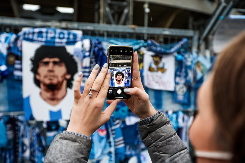 29 November 2020, Italy, Naples: A woman takes a photo by her cellular phone for the makeshift memorial which is dedicated to the memory of late Argentinian football legend Diego Maradona, outside the San Paolo stadium. Photo: Alessandro Garofalo/LaPresse via ZUMA Press/dpa