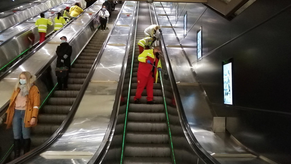 Cleaning workers trying to disinfect the Metro in Helsinki. Photo: Foreigner.fi.