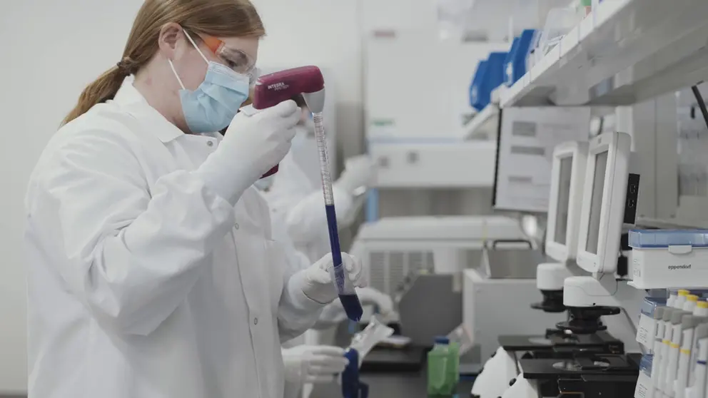 HANDOUT - 16 November 2020, US, ---: A screengrab taken from undated video issued by Moderna shows a scientist working on the Moderna coronavirus vaccine. The US pharmaceutical firm said early analysis suggests its Covid-19 vaccine is 94.5-per-cent effective. Photo: -/Moderna via PA Media/dpa - ACHTUNG: Nur zur redaktionellen Verwendung und nur mit vollständiger Nennung des vorstehenden Credits