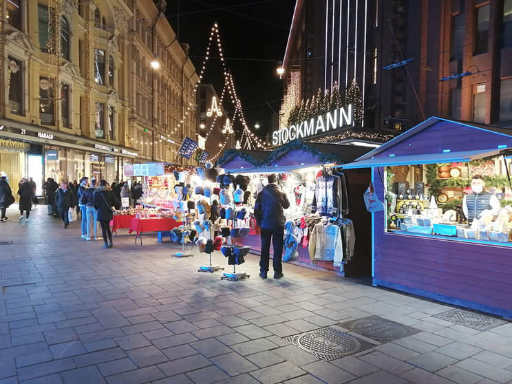 Street Christmas stalls in Helsinki. Photo: © Foreigner.fi.