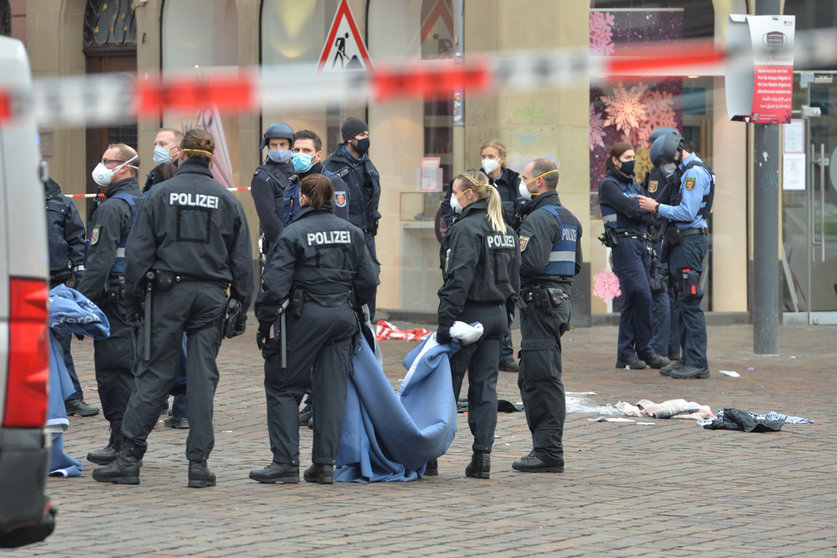 01 December 2020, Rhineland-Palatinate, Trier: Policemen operate at the scene where two people have died after a car hit several people in a pedestrianized area. The driver has been detained and the car was seized. Photo: Harald Tittel/dpa