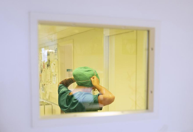 A hospital staff member puts on protective equipment. Photo: HUS.
