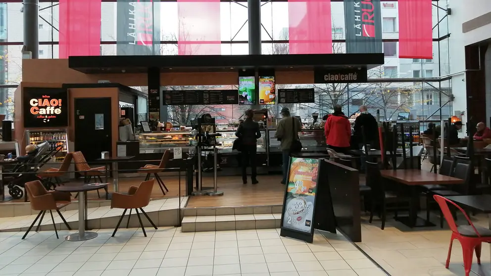 People in a cafeteria in a Helsinki shopping center. Photo: Foreigner.fi.