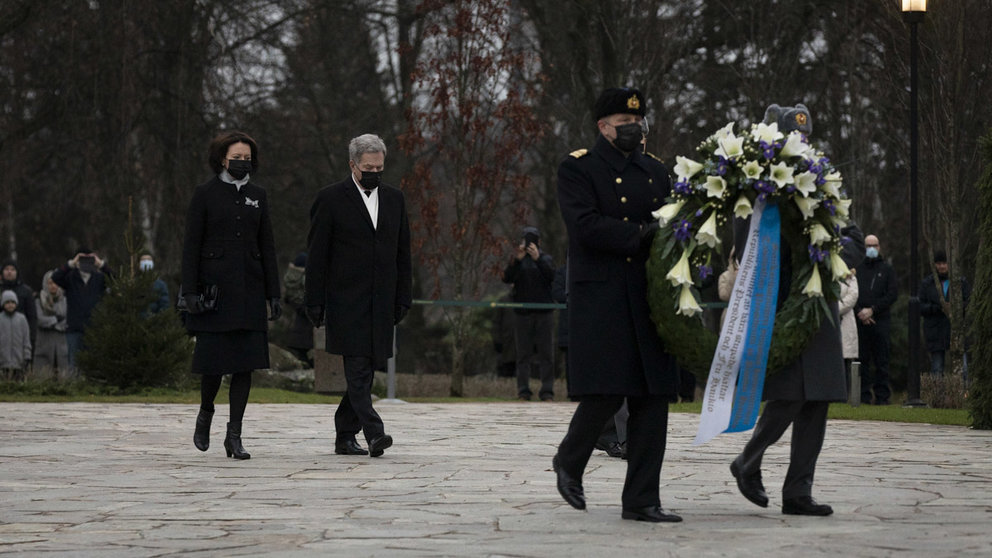 President Sauli Niinisto and his wife Jenni Haukio lay a wreath of flowers in honor of the Finnish heroes. Photo: Twitter/@TPKanslia.