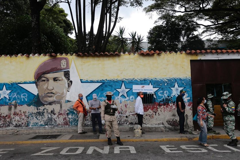 06 December 2020, Venezuela, Caracas: A queue of voters waits in front of a polling station during the 2020 Venezuelan parliamentary election. Most opposition parties as well as interim president Guaido expect electoral fraud and have therefore called for a boycott. Photo: Rafael Hernandez/dpa