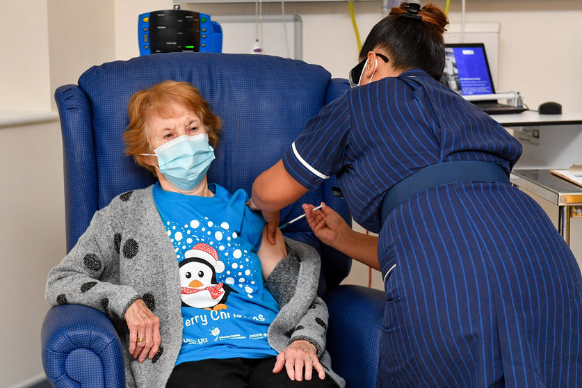 08 December 2020, England, Coventry: Margaret Keenan, receives the Pfizer/BioNtech covid-19 vaccine at University Hospital, to be the first patient in the UK to receive the vaccine at the start of the largest ever immunisation programme in the UK's history. Photo: Jacob King/PA Wire/dpa